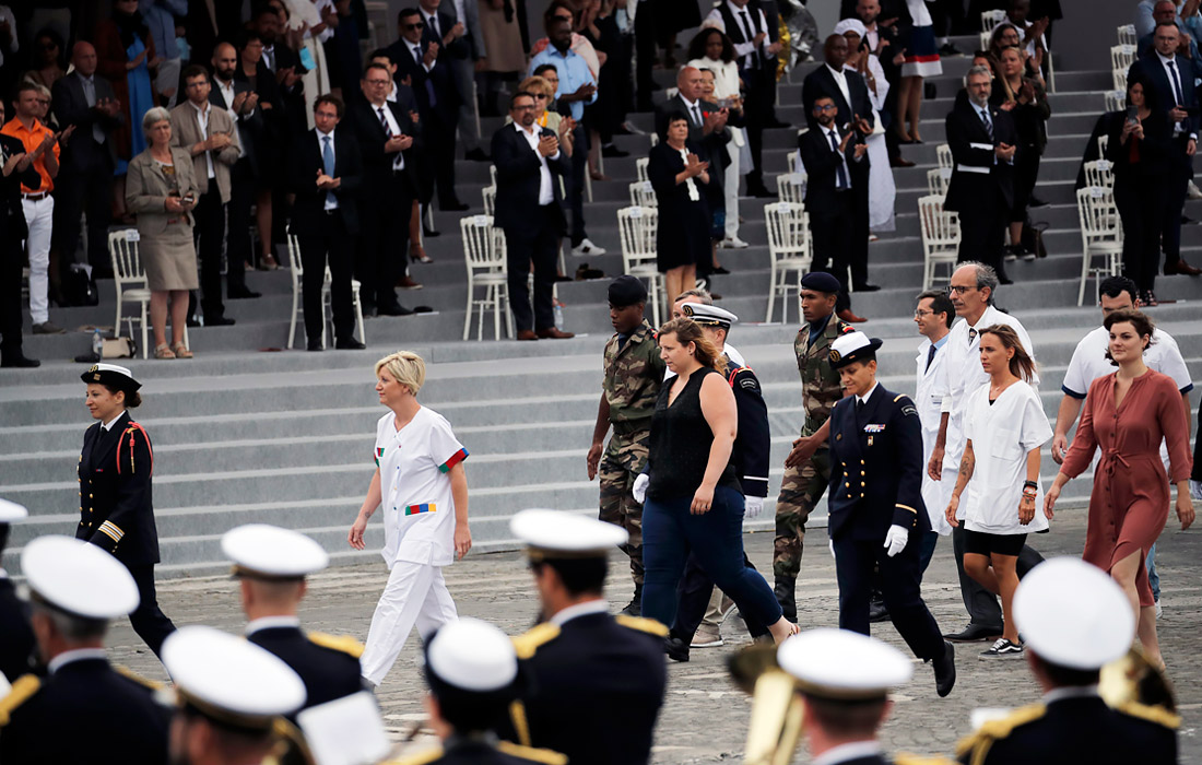 К ним под торжественную музыку присоединились медицинские работники в белой униформе