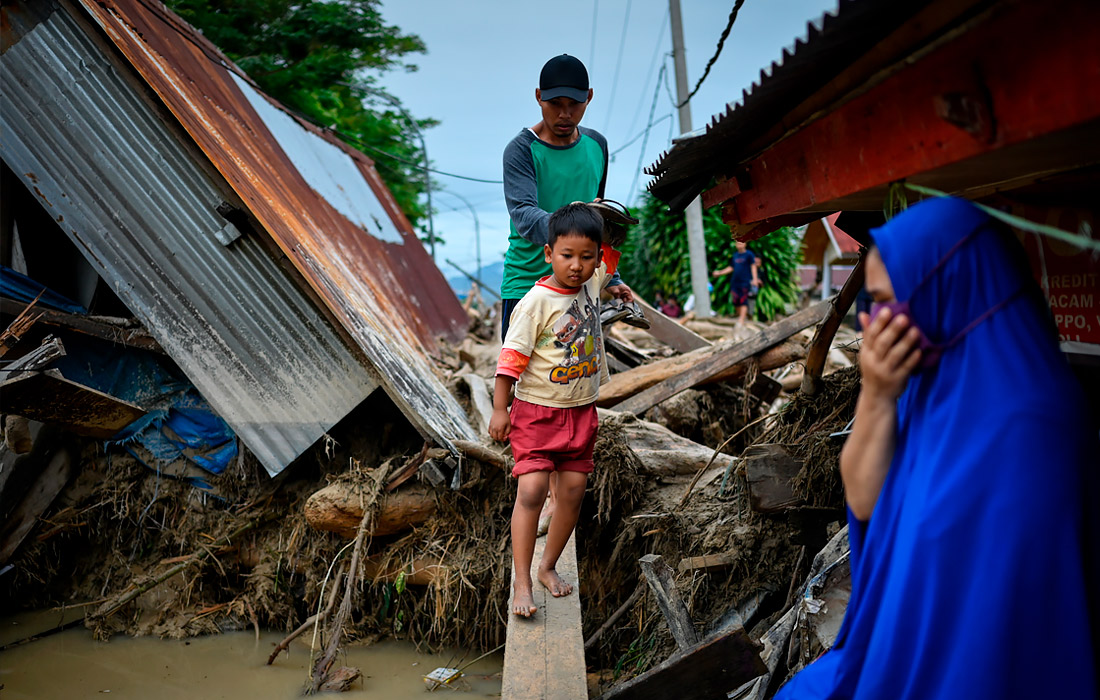 В провинции Южный Сулавеси в Индонезии не менее 15 человек погибли, десятки пропали без вести в результате ливней и вызванных ими паводков