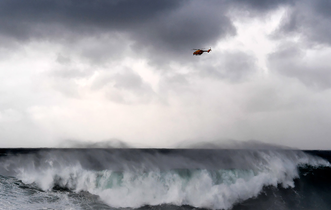 В Сиднее на пляже Куги продолжаются поиски пропавшего серфера