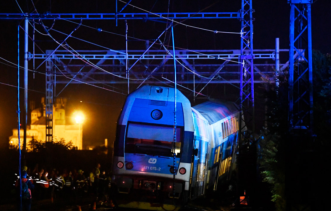 Один человек погиб и 35 пострадали в результате столкновения пассажирского и товарного поездов неподалеку от города Чески Брод в Чехии
