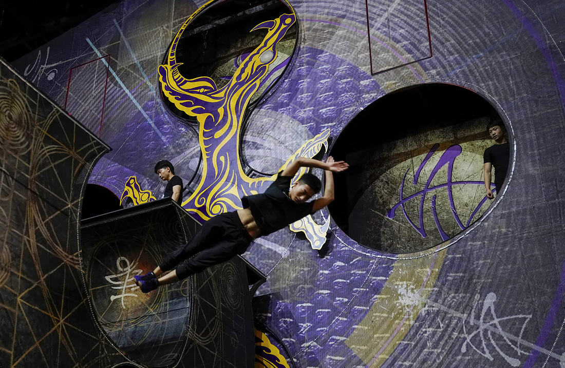 Артисты Cirque du Soleil во время тренировки шоу "Земля фантазий" в китайском Ханчжоу