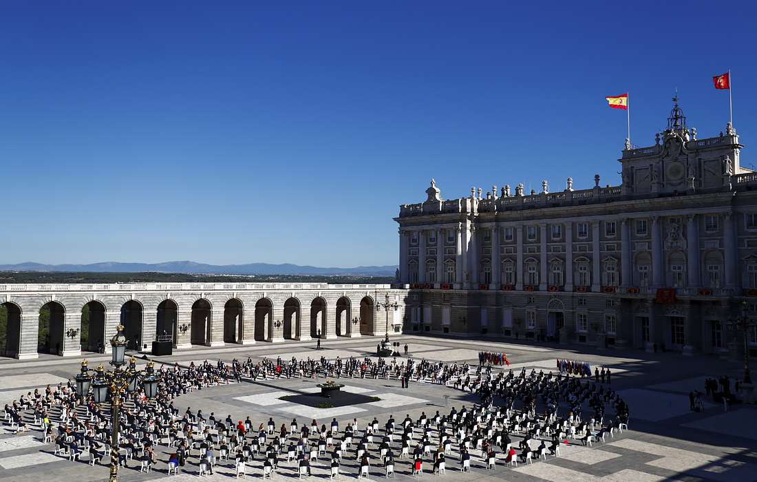 В Мадриде прошла траурная церемония, где почтили память 28 тысяч жертв коронавируса. В мероприятии приняли участие члены королевской семьи и политическое руководство ЕС.