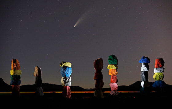 Комета Neowise в небе над Землей