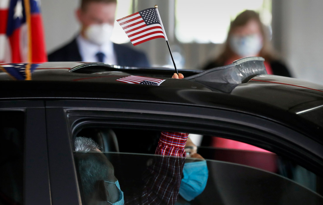Принятие американского гражданства на парковке Службы гражданства и иммиграции США