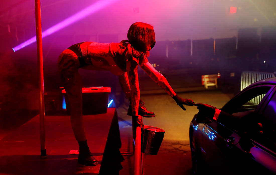28 апреля. Танцовщица стриптиз-клуба Lucky Devil Lounge после выступления в американском городе Портленд. На фоне карантинных мер и ограничений из-за пандемии коронавируса в США набирают популярность мероприятия в формате drive-in.
