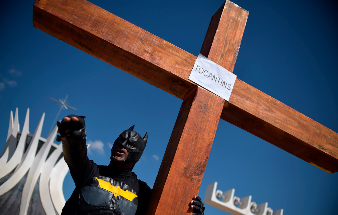 20 июля. В Бразилиа прошла акция в поддержку президента Бразилии Жаира Болсонару, у которого диагностировали заражение COVID-19. Болсонару известен, как один из немногих лидеров государств, который не придает особого значения эпидемии, из-за чего его неоднократно подвергали критике как внутри, так и вне страны.