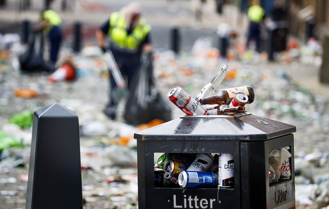 Волонтеры, присоединились к городским службам уборки, чтобы очистить площадь Миллениум после празднования победы ФК "Лидс Юнайтед" и его возвращения в Английскую премьер-лигу