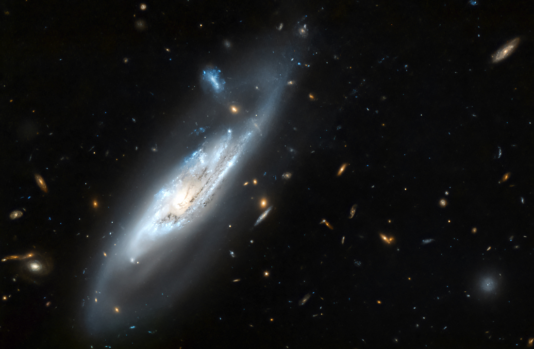 Орбитальный телескоп "Хаббл" передал изображение, на которых видны спиральные ветви галактики с перемычкой располагающиеся в созвездии Волос Вероники