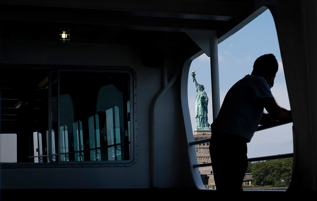 Одну из главных достопримечательностей Нью-Йорка - статую Свободы, закрытую для посетителей из-за пандемии коронавируса, вновь открыли для посещения