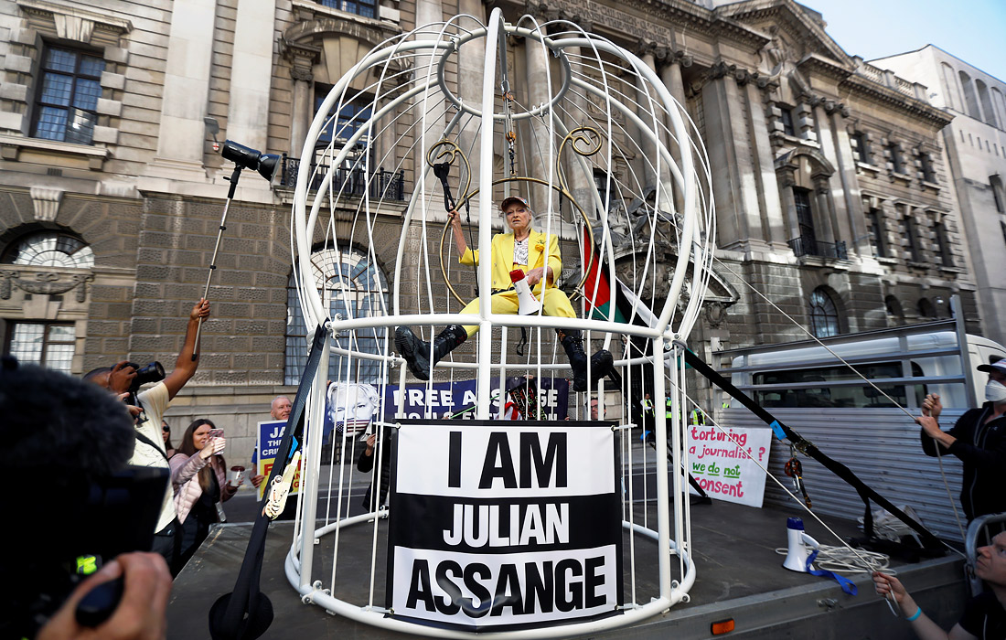 79-летний британский дизайнер Вивьен Вествуд выступила против экстрадиции основателя WikiLeaks Джулиана Ассанжа у здания суда Олд-Бейли в Лондоне. Власти США добиваются выдачи Ассанжа, там ему грозит до 175 лет тюремного заключения.
