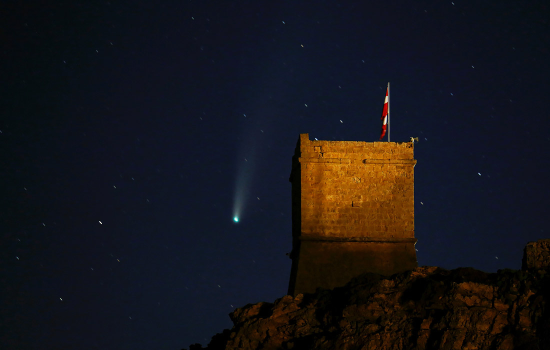 Комета Neowise в небе над Мальтой