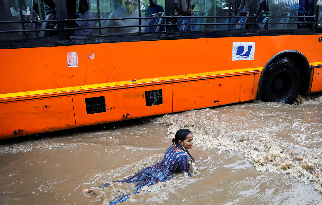В индийском Нью-Дели из-за проливных дождей затопило ряд улиц