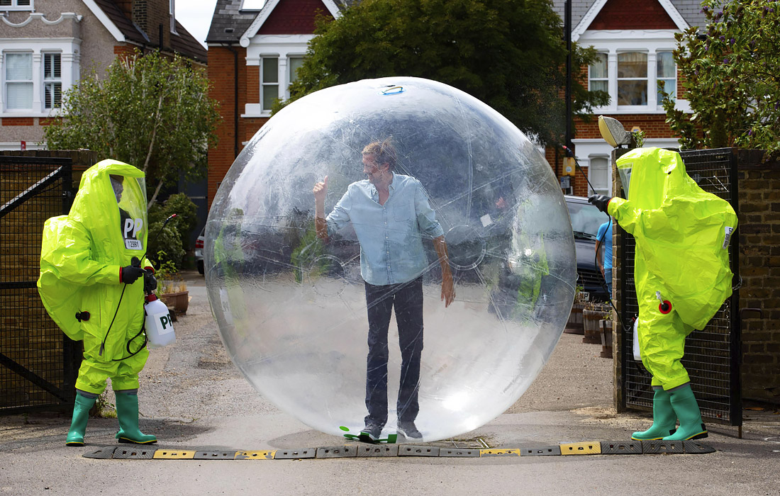 21 июля. Великобритания по числу умерших стоит на третьем месте, где с начала пандемии жертвами коронавируса стали более 45 тысяч человек. На фото: экс-форвард сборной Англии Питер Крауч соблюдает социальную дистанцию на съемках рекламы для ирландской букмекерской компании.