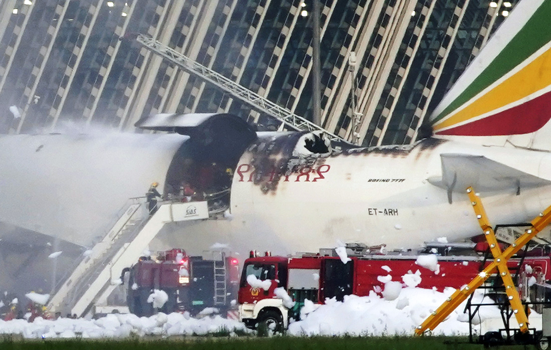 В Шанхайском международном аэропорту Пудун загорелся грузовой самолет Boeing 777-200F Ethiopian Airlines