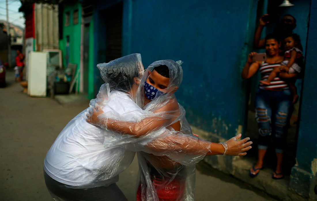26 июля. В Бразилии за сутки коронавирусом заразились 67 860 человек. Этот показатель стал рекордным с начала эпидемии в стране.