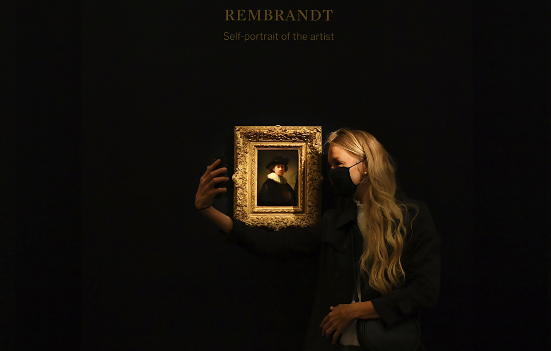 В Лондоне прошла подготовка к торгам Sotheby’s "От Рембрандта до Рихтера", которые пройдут 28 июля. На фото: "Автопортрет" Рембрандта ван Рейна.