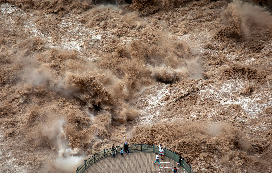 Туристы на смотровой площадке каньона в провинции Юньнань