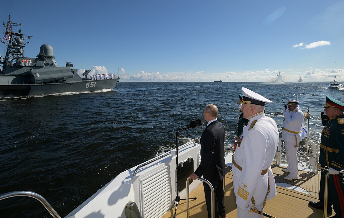 Президент РФ Владимир Путин приветствует участников парада в Петербурге