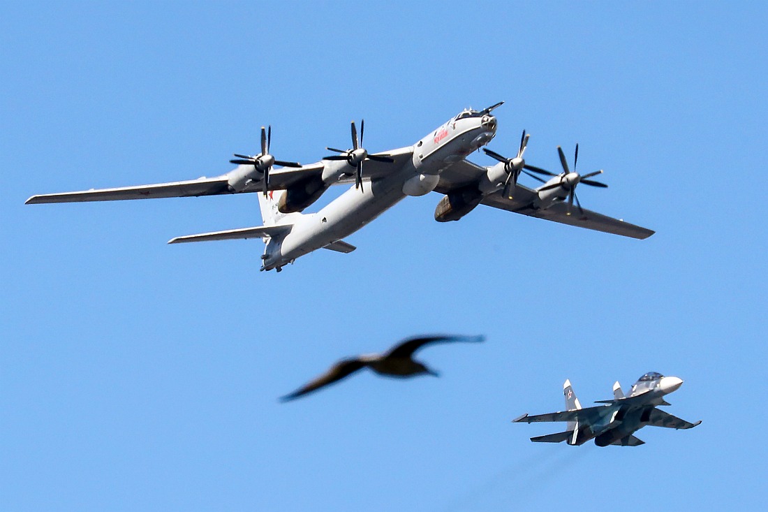 Дальний противолодочный самолет Ту-142 и истребитель Су-33 во время воздушной части парада в Петербурге