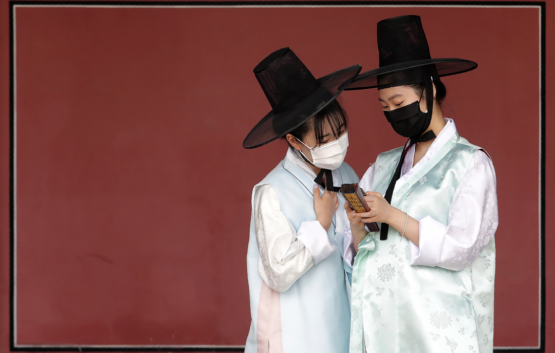 27 июля. В Южной Корее было зарегистрировано более 100 новых случаев заражения коронавирусом COVID-19, это самое высокое число зараженных, выявленное в течение 24 часов, с начала апреля. Большая часть новых случаев - “завозные”, и только 27 заболевших из 113 в последние недели никуда не выезжали.