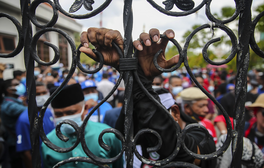 Бывшего премьер-министра Малайзии Наджиба Разака приговорили к 12 годам тюрьмы по делу о мошенничестве с суверенным фондом 1Malaysia Development Berhad (1MDB). На фото: сторонники Разака вышли на протест из-за приговора суда.