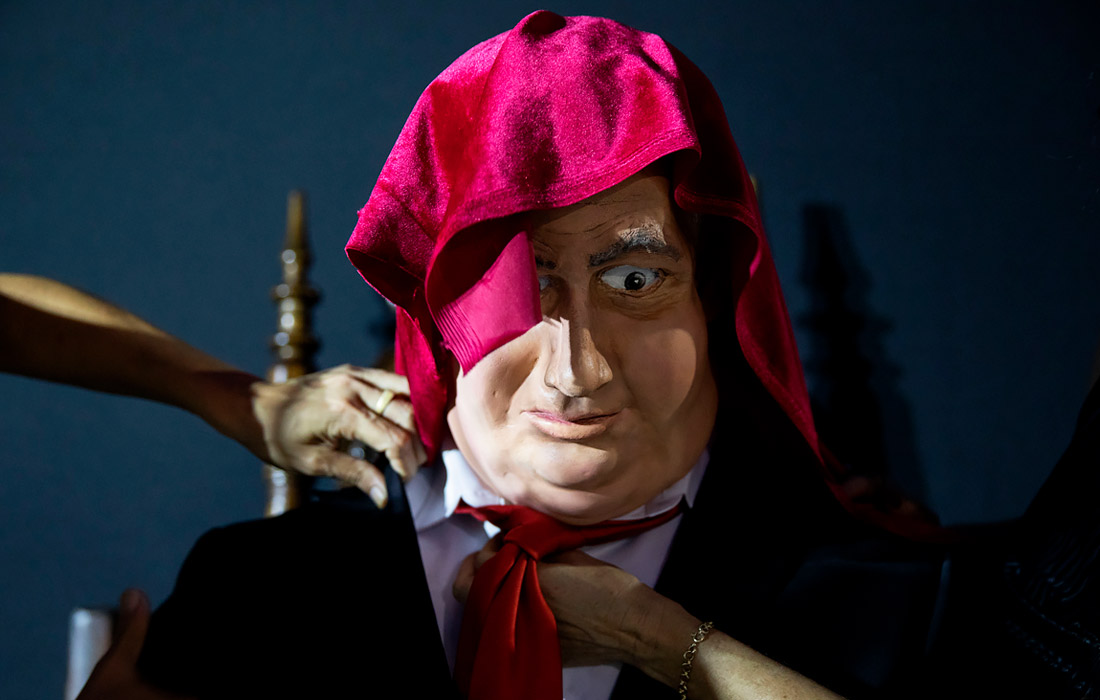 На площади Ицхака Рабина в Тель-Авиве установили инсталляцию по мотивам картины "Тайная вечеря", изображающую премьер-министра Израиля Биньямина Нетаньяху за накрытым столом. С середины июля в Израиле продолжаются протестные акции, участники которых недовольны заморозкой судебного процесса против главы правительства.