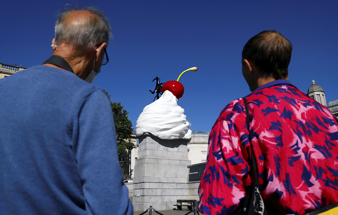 На Трафальгарской площади в Лондоне установили скульптуру британской художницы Хизер Филлипсон под названием "Конец"