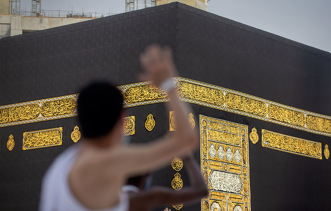 В Саудовской Аравии проходит хадж - паломничество мусульман в Мекку. В этом году из-за пандемии верующим запрещено прикасаться к мусульманской святыне Каабе.