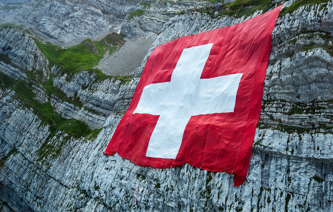 Альпинисты вывесили на горе Сентис в Альпах швейцарский флаг площадью 6400 квадратных метров. Гора Сентис считается самой высокой в северо-восточной части Швейцарии (2,5 тыс. м).