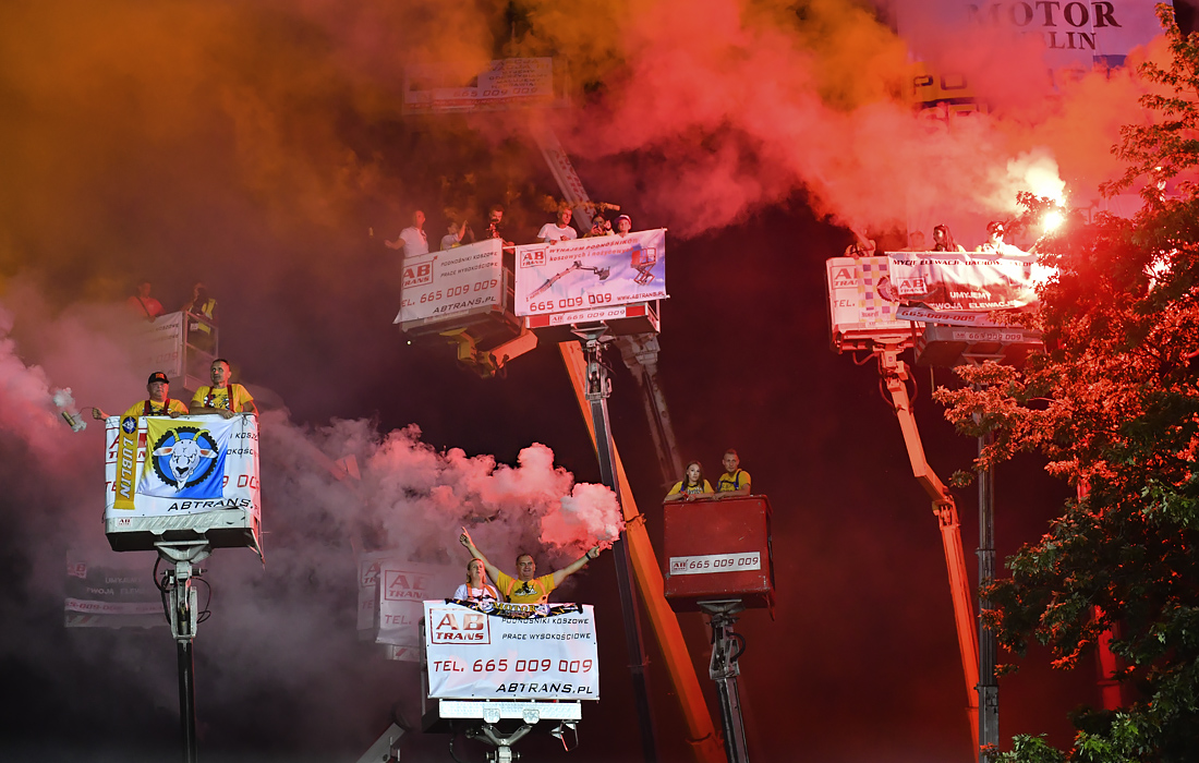 3 августа. Из-за ограничений по количеству зрителей на трибунах любителям спидвея пришлось арендовать подъемные краны, чтобы наблюдать за соревнованиями в польском Люблине.