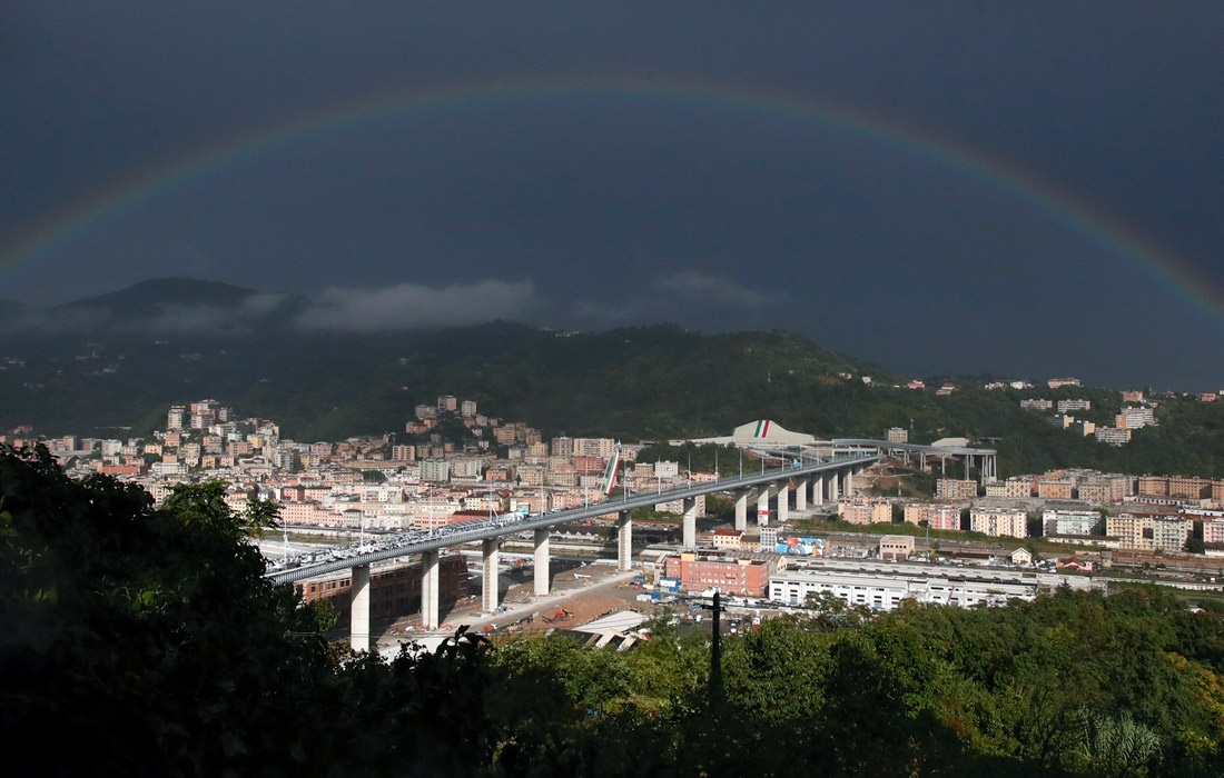 В итальянском городе Генуя открыли новый мост, построенный на месте обрушившейся в августе 2018 года конструкции, когда погибли более 40 человек