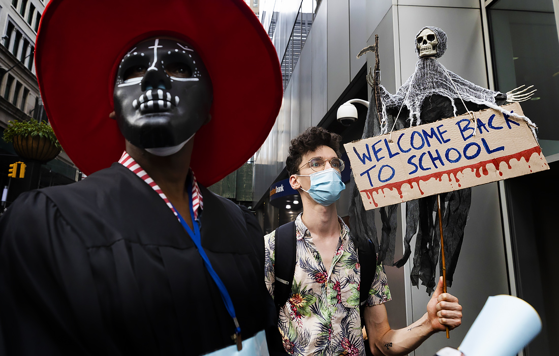 Учителя Нью-Йорка вышли на акцию против открытия школ в условиях пандемии
