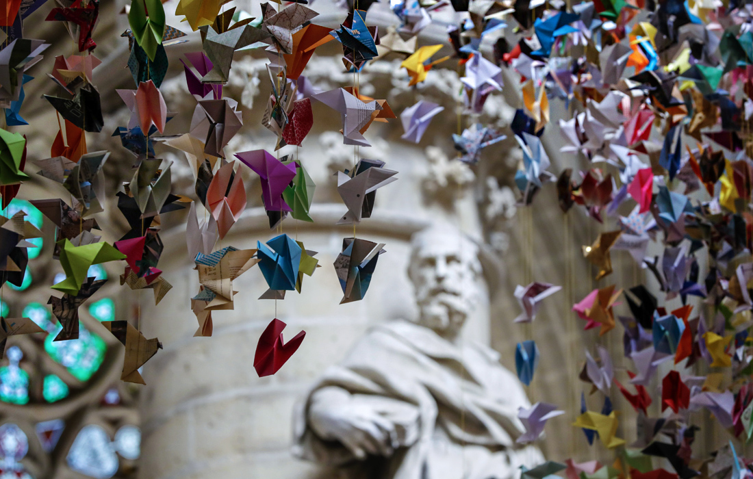 5 августа. Собор Святого Михаила и Гудулы в Брюсселе украсила инсталляция "Оригами для жизни". Акция придумана дизайнером Чарльзом Кайсином, чтобы помочь собрать средства в пользу бельгийской больницы Erasme.