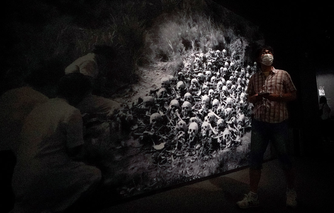 В Японии проходят траурные мероприятия в связи с 75-летней годовщиной атомной бомбардировки городов Хиросимы и Нагасаки. На фото: посетитель в Мемориальном музее мира в Хиросиме.