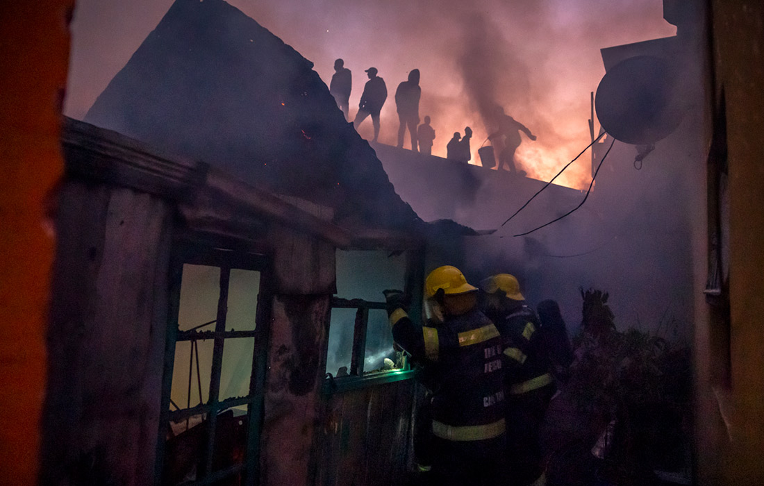 Сильный пожар охватил трущобы в пригороде южноафриканского Кейптауна