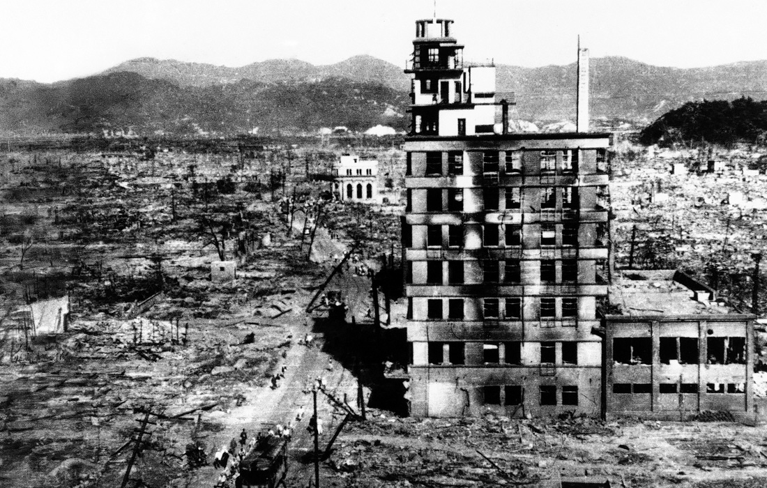 Спустя три дня 9 августа атомная бомба "Толстяк" мощностью в 21 килотонну в тротиловом эквиваленте была сброшена на Нагасаки