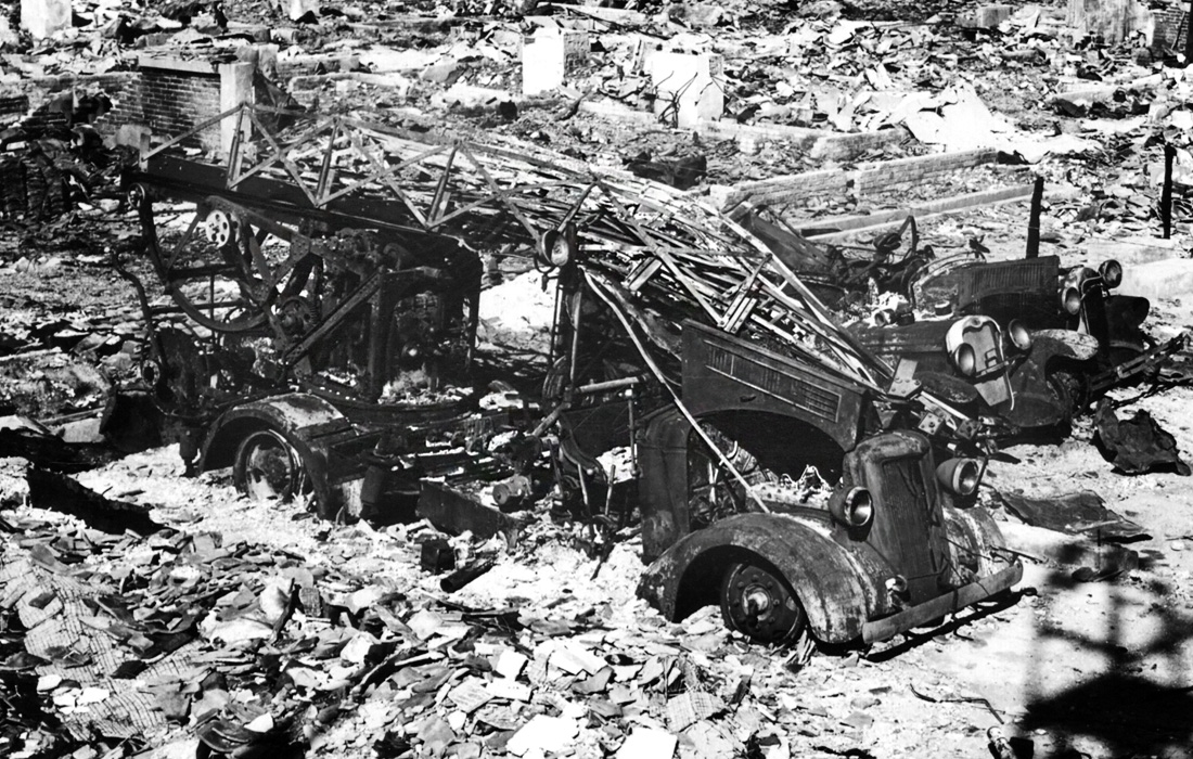 Множество локальных пожаров, возникших в Хиросиме после первого взрыва, объединились в один огромный огненный смерч, образовавший ветер скоростью около 60 км/час. Город был практически стерт с лица земли.