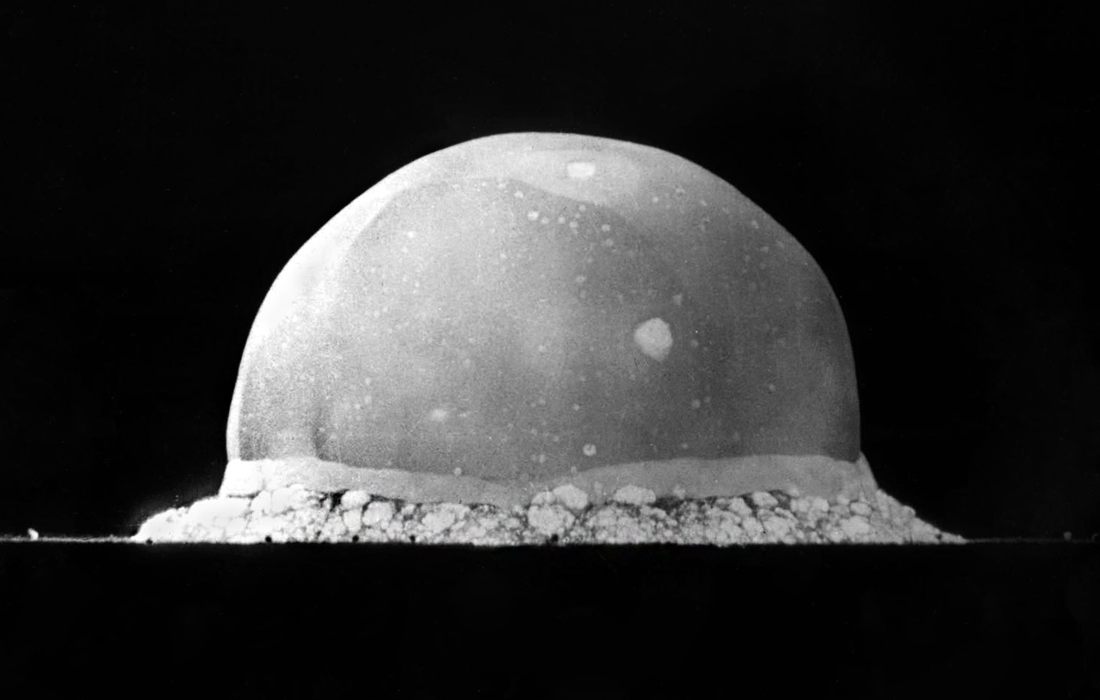 16 июля 1945 года в американском штате Нью-Мексико в рамках Манхэттенского проекта произошло первое в мире испытание технологии ядерного оружия "Тринити". Успешное испытание дало толчок к применению ядерного оружия в японских городах.
