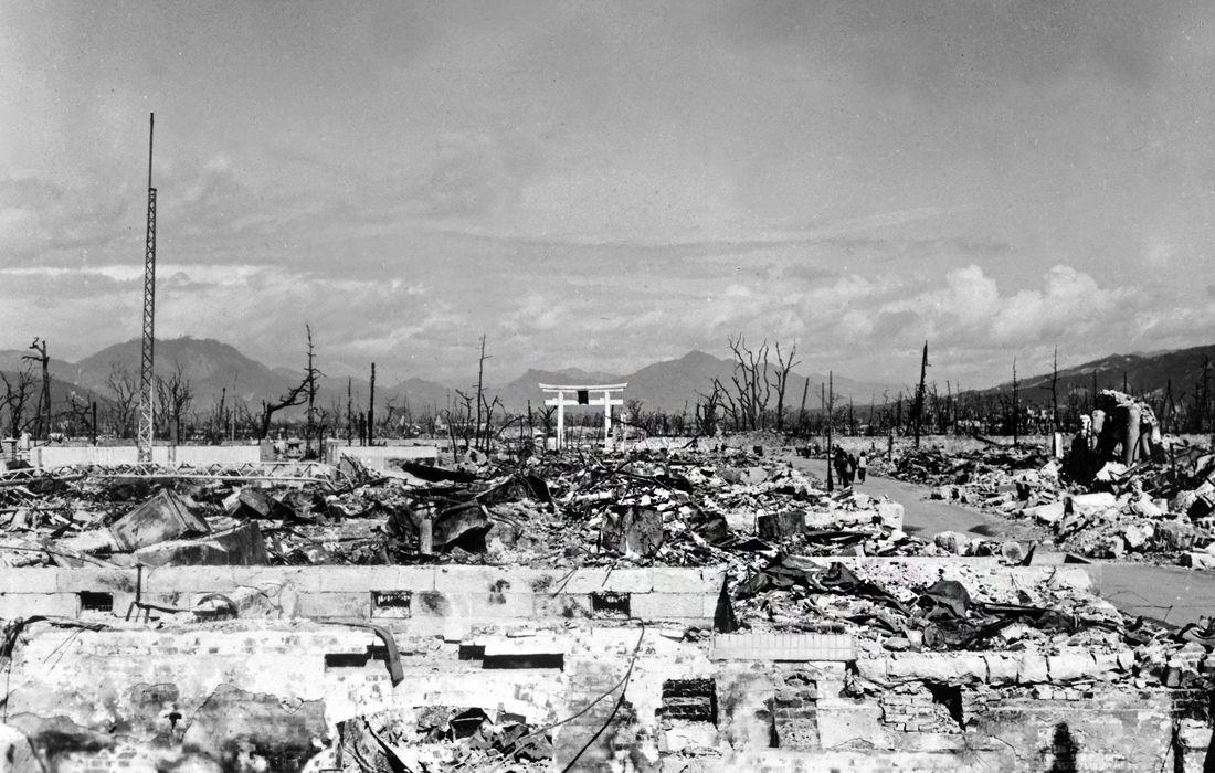 Из 52 000 зданий в Нагасаки 14 000 были разрушены, никаких повреждений не получили 12% сооружений. Город получил меньший ущерб от бомбардировки по сравнению с Хиросимой благодаря холмистому рельефу.