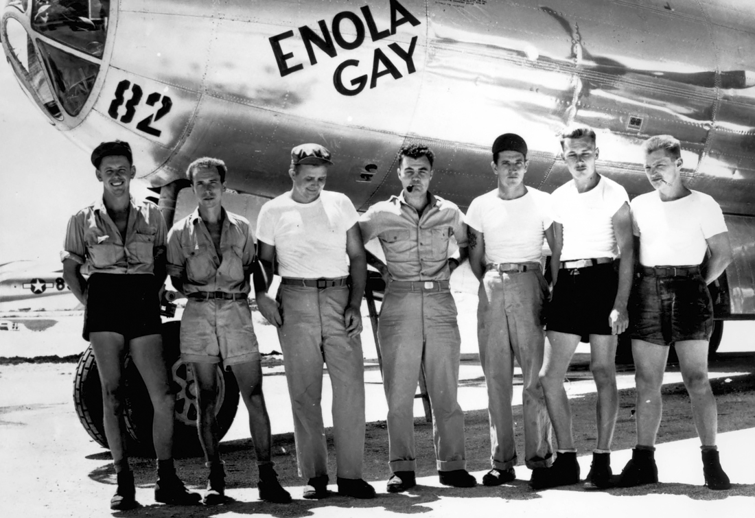 Самолет "Enola Gay" был назван так пилотом Полом Тиббетсом в честь его матери Энолы Тиббетс. Сейчас бомбардировщик находится в Национальном музее авиации и космонавтики США.