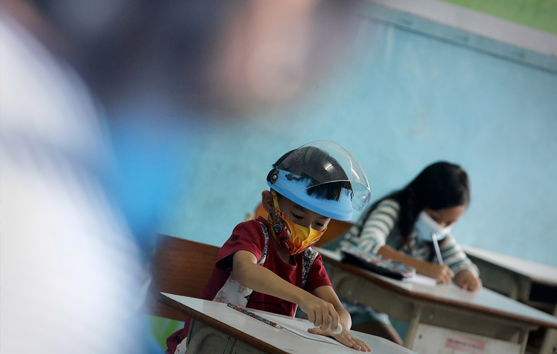 Начальные школы Индонезии возобновили занятия после ослабления ограничений из-за пандемии коронавируса