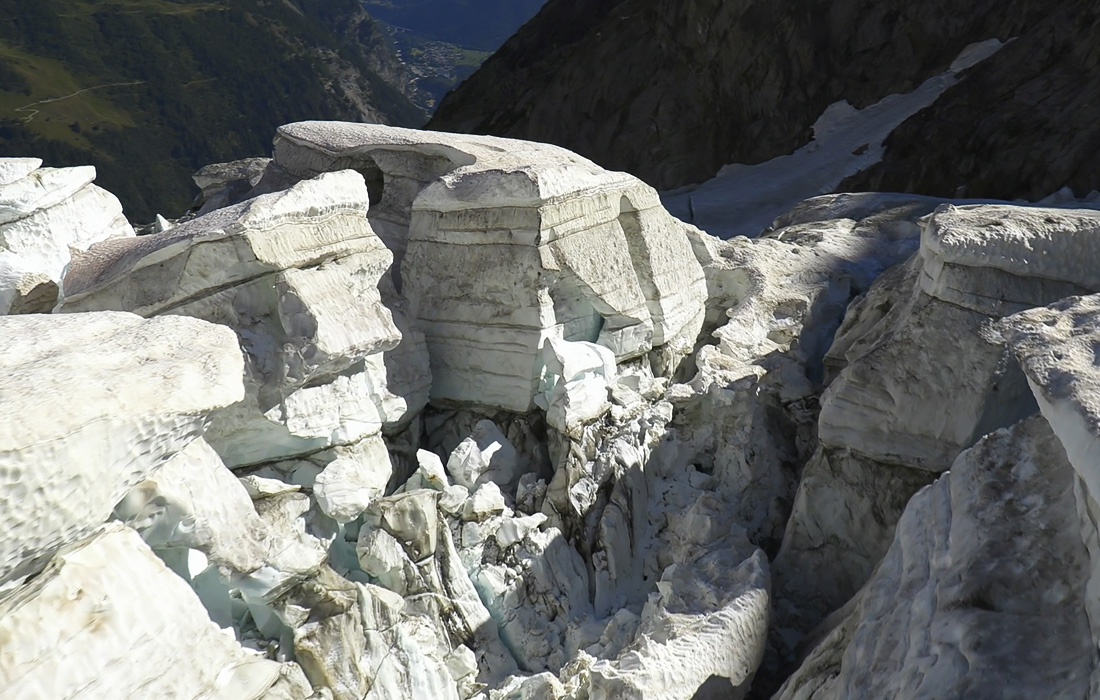 Из-за жары в Италии возникла угроза откола огромного массива знаменитого ледника Монблан, расположенного на одноименном пике высотой в 4810 метров