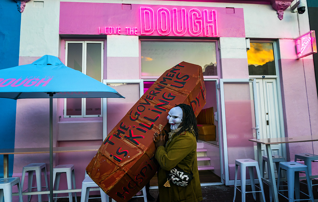 В Кейптауне прошла акция протеста представителей сферы гостеприимства "Мертвый четверг". Демонстрация в виде пешей похоронной процессии была организована движением #ServeUsPlease.