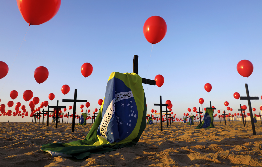 10 августа. В Бразилии объявили траур по ста тысячам умерших от коронавируса. По числу инфицированных и летальных исходов страна занимает второе после США место в мире.