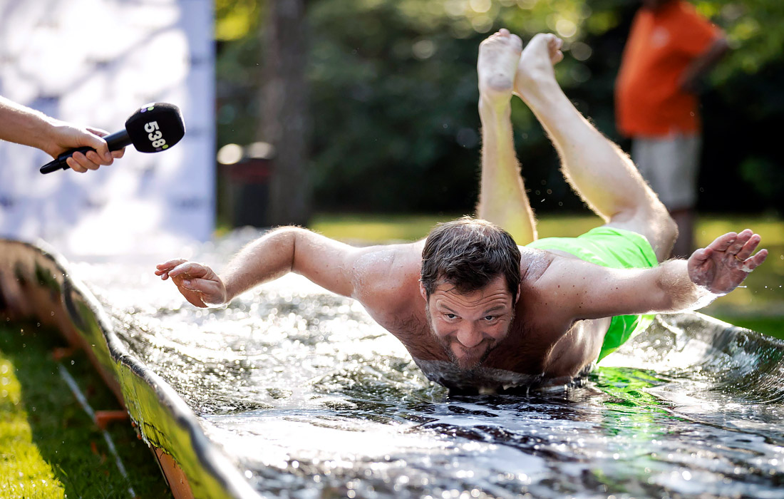 В Хилверсюме (Нидерланды) прошел национальный чемпионат Belly Slides, участники которого должны как можно дальше проскользить на животе по намыленной дорожке длиной 50 метров