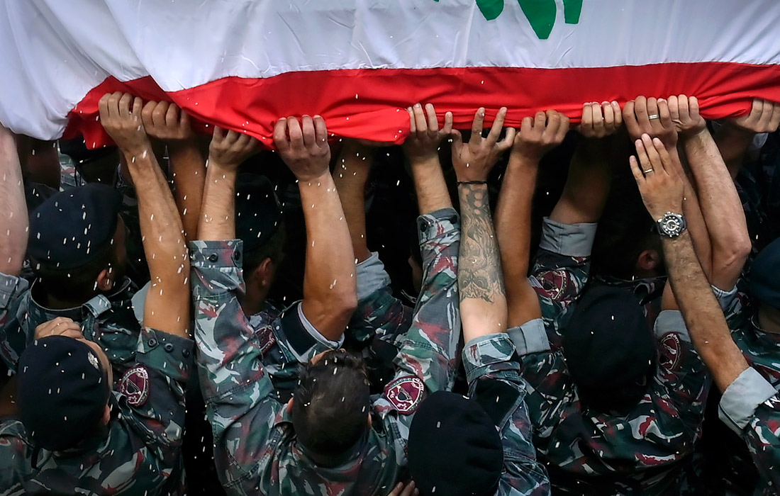 В Бейруте прошли похороны пожарного, погибшего во время тушения возгорания в порту. В результате трагедии погибли десять членов пожарной команды.
