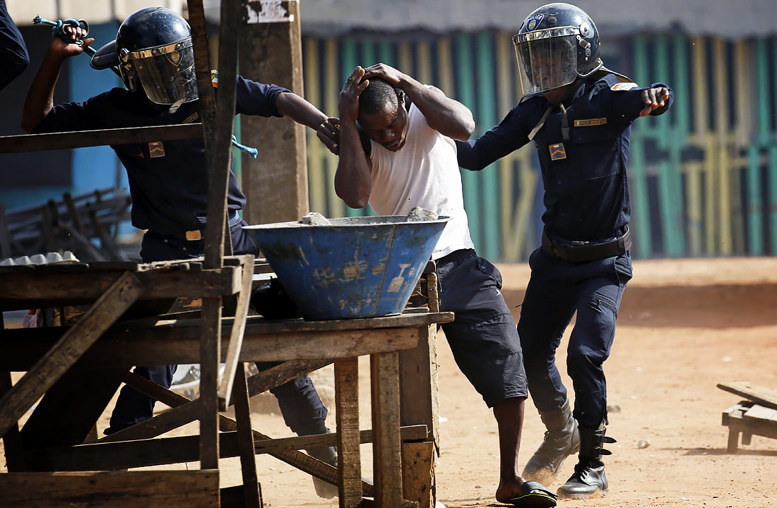 Полицейские задержали демонстрантов на акции против решения президента Алассана Уаттара баллотироваться на третий срок в Абиджане, Кот-д’Ивуар