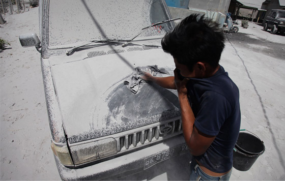 Извержение вулкана Синабунг в Индонезии