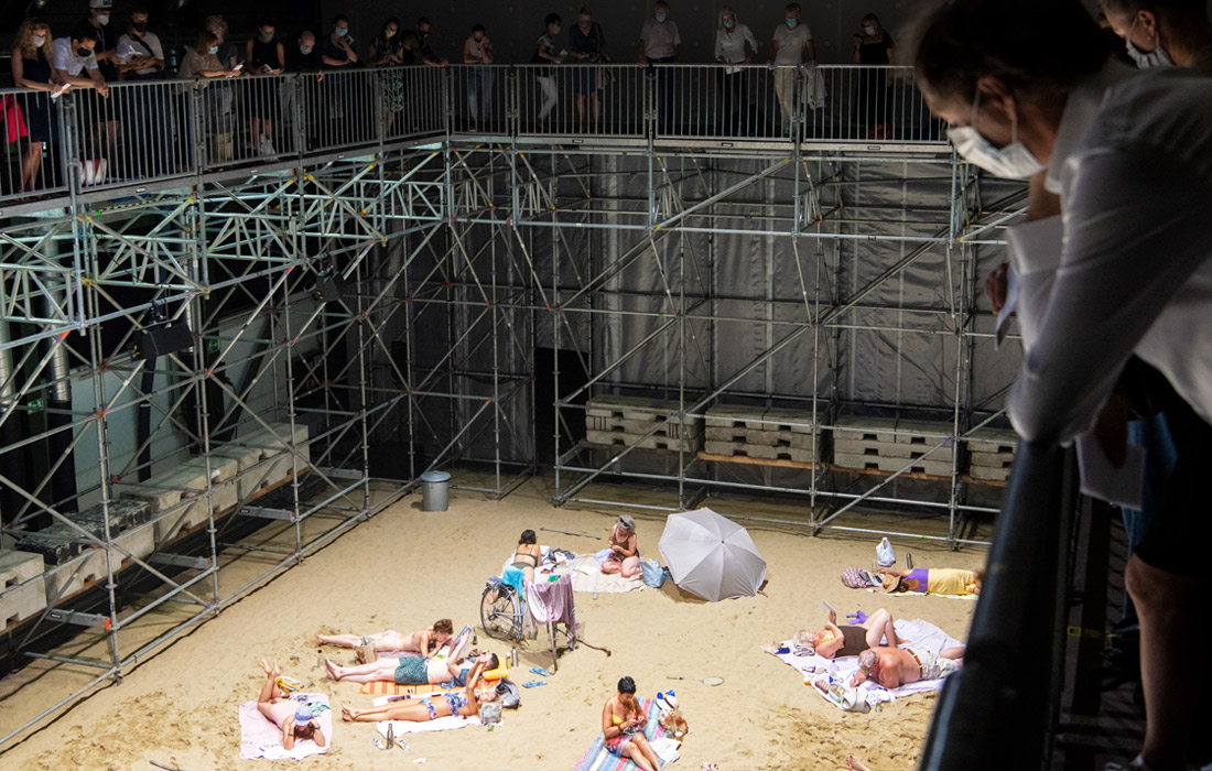 В Цюрихе представили эко-оперу "Солнце и море", где сценой служит искусственный песчаный пляж
