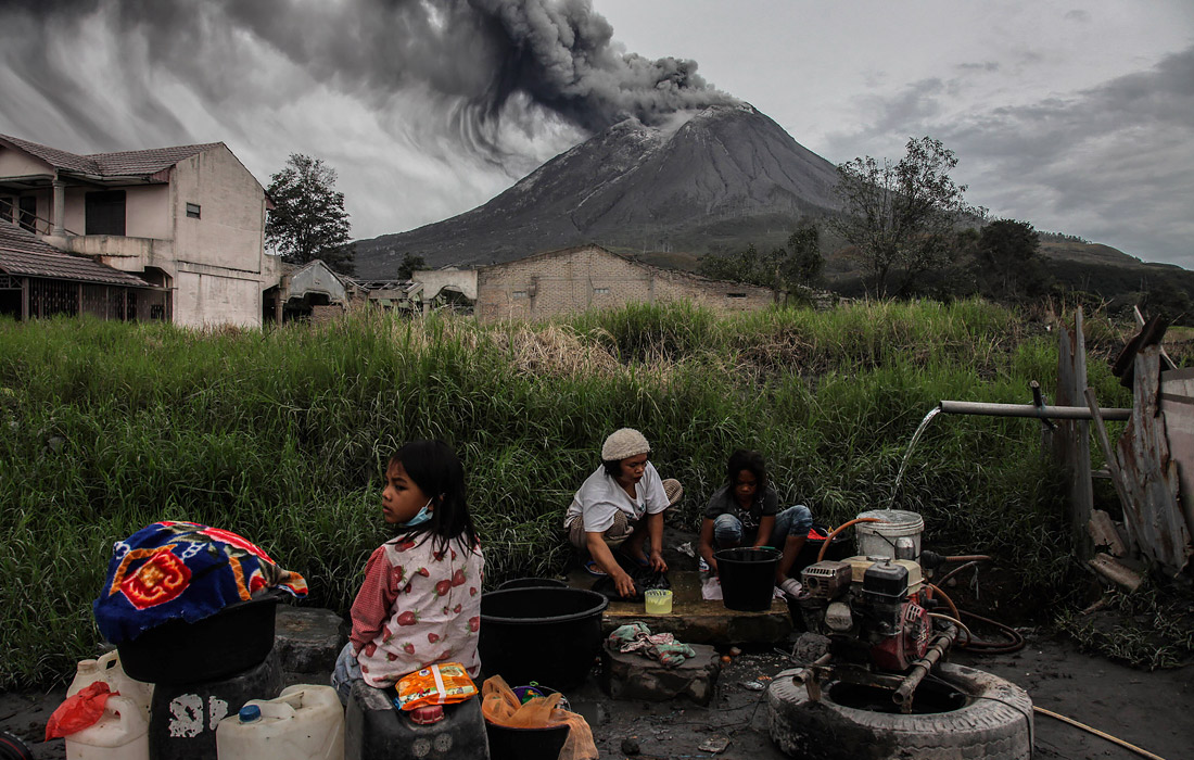 Вулкан Синабунг, расположенный в северной части острова Суматра, продолжает выбрасывать пепел и дым